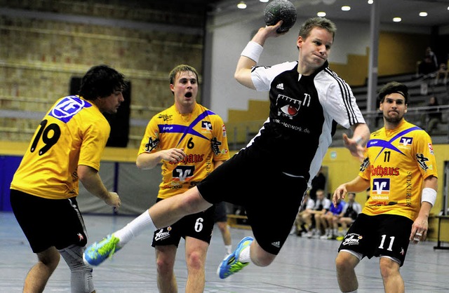 Handball in der Wintersbuckhalle: Der ... Aktiven den Handball der Kreisstadt.   | Foto: Meinrad Schn