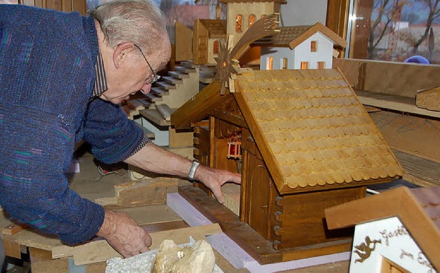 Josef Kopp beim Aufbau der Krippe.  | Foto: Andrea Gallien