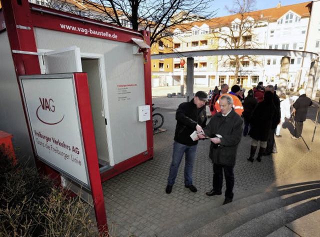 Im und am Info-Container am &#8222;Pla...er Stadtbahnverlngerung informieren.   | Foto: Ingo Schneider