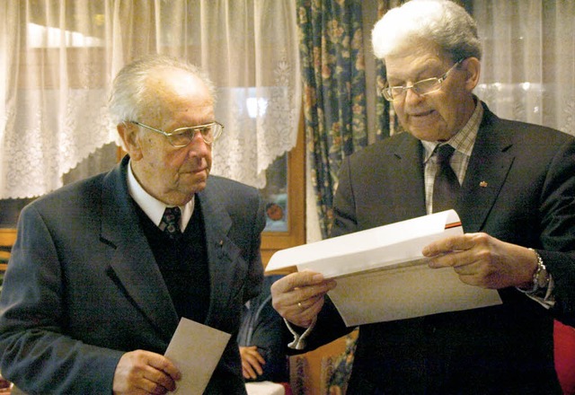 Alt-Landrat Bernhard Wtz (rechts) ehr...r 40-jhrige Mitgliedschaft in der CDU  | Foto: Karin Stckl-Steinebrunner