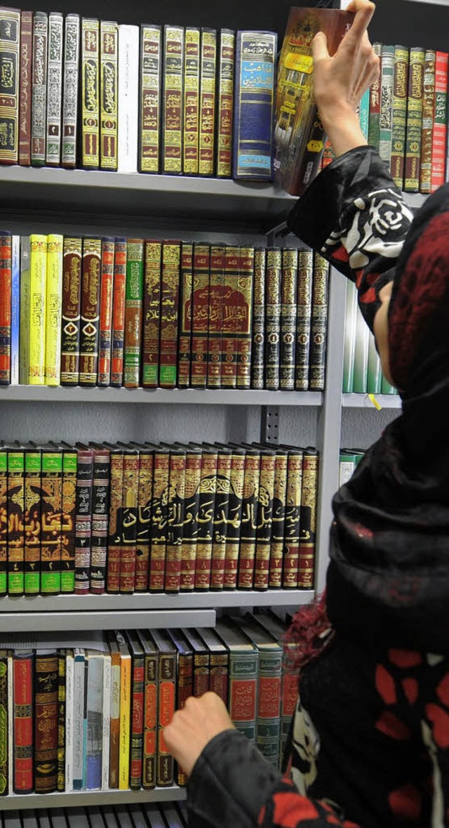 Pflichtsprache Arabisch &#8211; die Bibliothek des neuen Zentrums   | Foto: dpa