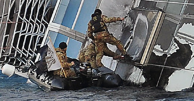 Rettungskrfte platzieren Sprengstoff ... sich besseren Zugang  zu verschaffen.  | Foto: AFP