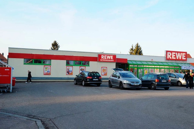 Das Rewe-Markt an der Breisacher Bahnh...e Gebude soll 7,10 Meter hoch werden.  | Foto: Agnes Pohrt