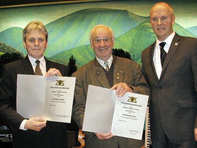 Die Ehrennadel des Landes Baden-Wrtte...amtliches Engagement in der Gemeinde.   | Foto: Manfred Lange