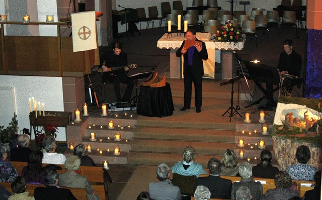 Oscar Javelot und seine Musiker beim L...r vollbesetzten Bahlinger Bergkirche.   | Foto: Christiane Franz