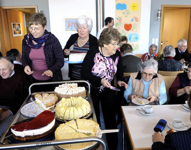 Gro war die Auswahl an Kuchen und Tor...uswahl an die Tische gebracht wurde.    | Foto: wolfgang knstle