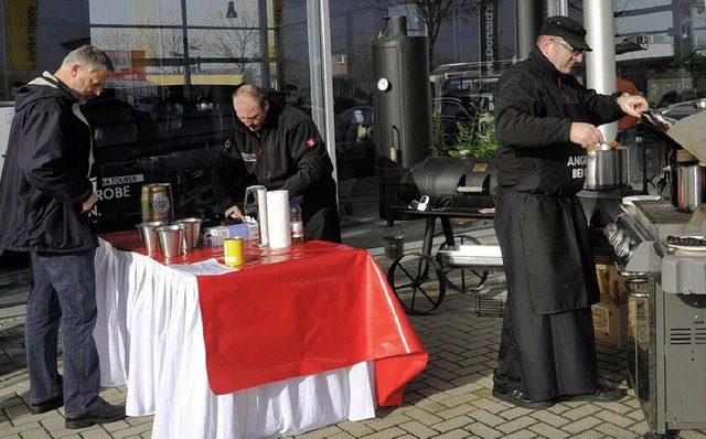 Grillen fr einen guten Zweck: Zur Pre...n Sum-Autohusern auch Kulinarisches.   | Foto: Volker Mnch