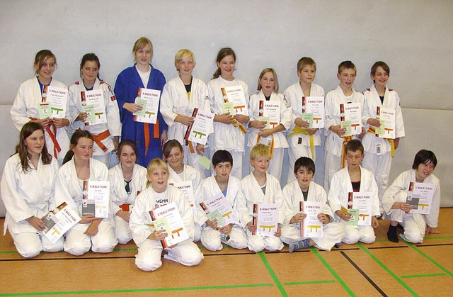 Freuen sich nach bestandener Prfung a...9 Mitglieder der TSG-Judokaabteilung.   | Foto: Privat