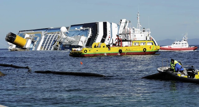 Rund um das Schiffswrack der Costa Con...gliche lverschmutzung zu verhindern.  | Foto: AFP