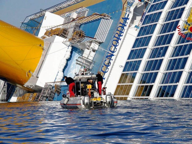 Hilflos versinkt der Unglckskreuzer Concordia in den Fluten.  | Foto: dpa