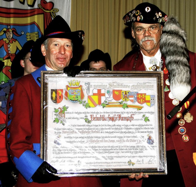 Narrenmeister Paul Teike (rechts) ber...heinischer Narenznfte ernannt wurden.  | Foto: Reiner Merz