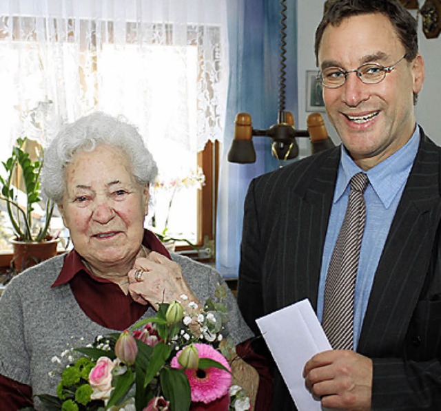 Brgermeister Kuckes dankte Paula Strobel fr ihre 42-jhrige Ttigkeit.   | Foto: Gert BRICHTA