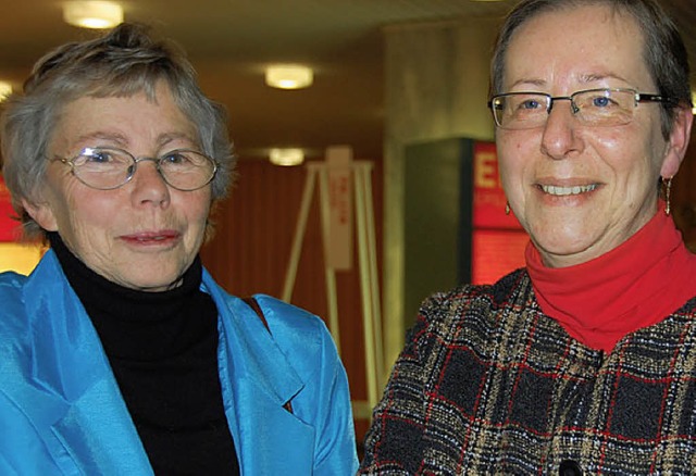 Karin Dieter (links) und Gudrun Busse ...llung im Weiler Rathaus mitzuerleben.   | Foto: Frey