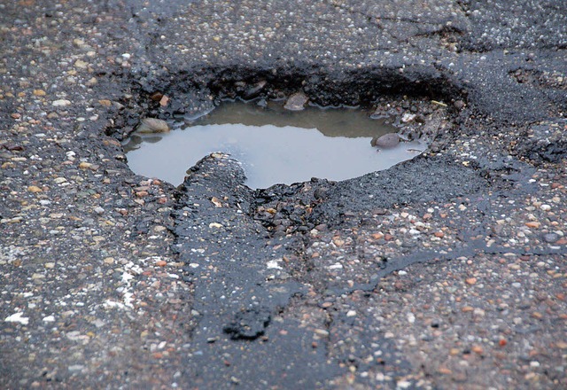 An vielen Straen auf der Gemarkung He...den nchsten Jahren repariert werden.   | Foto: DPA