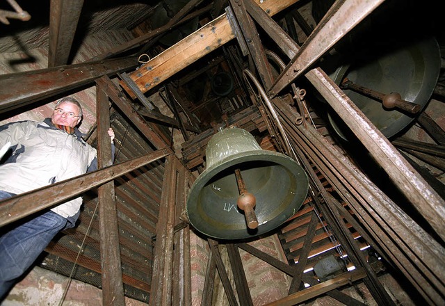 Eberhard Alscher bei einer Lutmessung...stuhl der Michaelskirche in Oberweier   | Foto: Bastian Henning