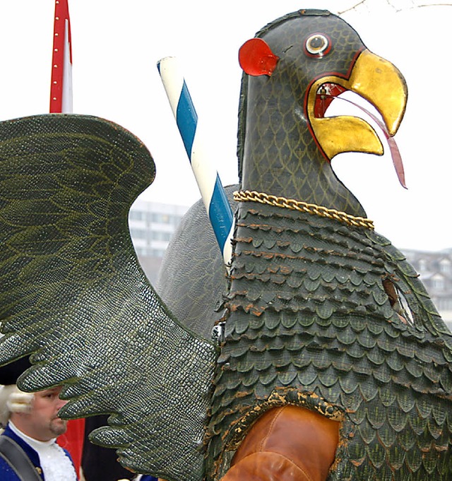 Der Vogel Gryff, einer der drei Ehrenzeichen, auf der Mittleren Brcke.   | Foto: Michael Reich