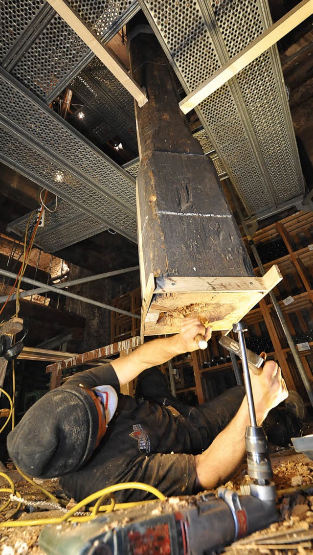 Der Fu der gotischen Holzsule im &#8... wird durch einen Steinsockel ersetzt.  | Foto: michael bamberger