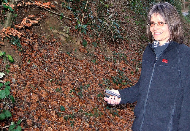 Auf Schatzsuche: Marion Degenhardt unterwegs in der Natur.   | Foto: Jehle