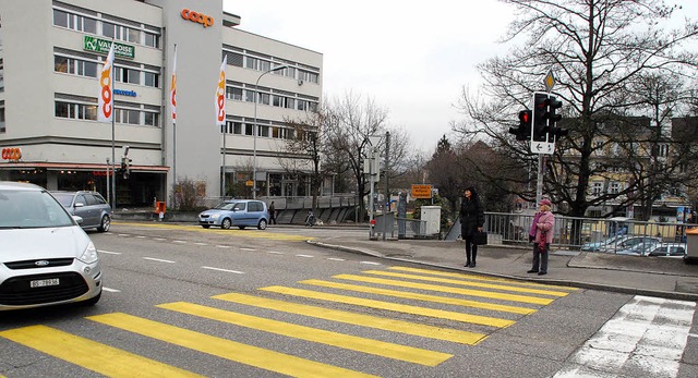 Die Kreuzung beim Coop soll mit einem ...Probleme fr den Busverkehr erwarten.   | Foto: Ralf Staub