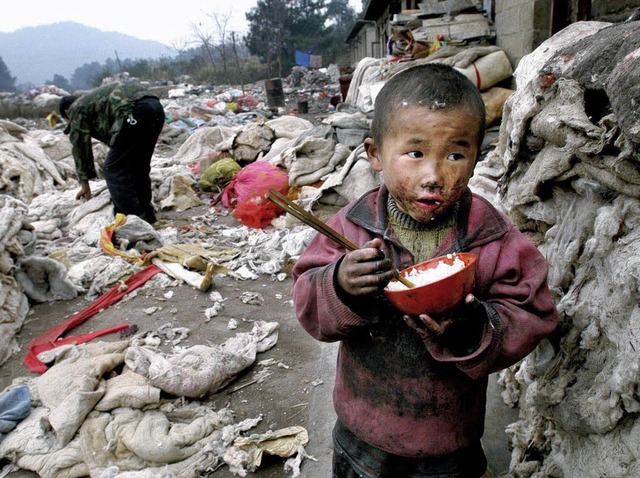 Land der Ungleichzeitigkeiten: Whrend...ann, lebt die groe Mehrheit in Armut.  | Foto: afp(2)/dpa