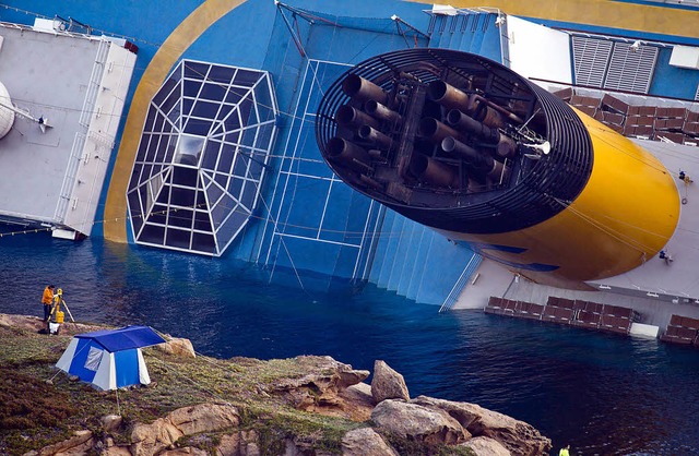 Seltener Einblick in einen Schiffsscho...ewhrt das Wrack der Costa Concordia.   | Foto: dpa