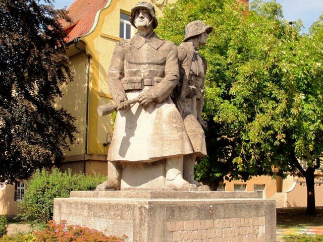 An dem Kriegerdenkmal auf dem Murger  Schulhof scheiden sich die Geister.  | Foto: Reinhard Herbrig