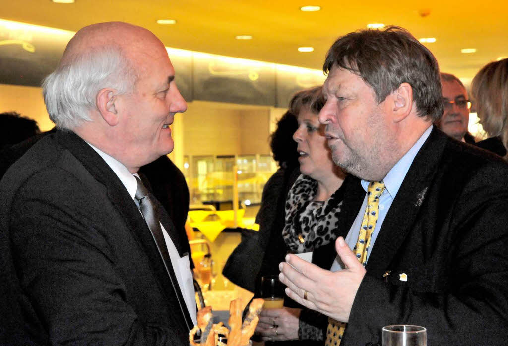 Auch ein bisschen politisiert wird am Rande des BZ-Gesprchs. Waldkirchs Oberbrgermeister Richard Leibinger (rechts) mit MdL Alexander Schoch, im Hintergrund MdL Sabine Wlfle