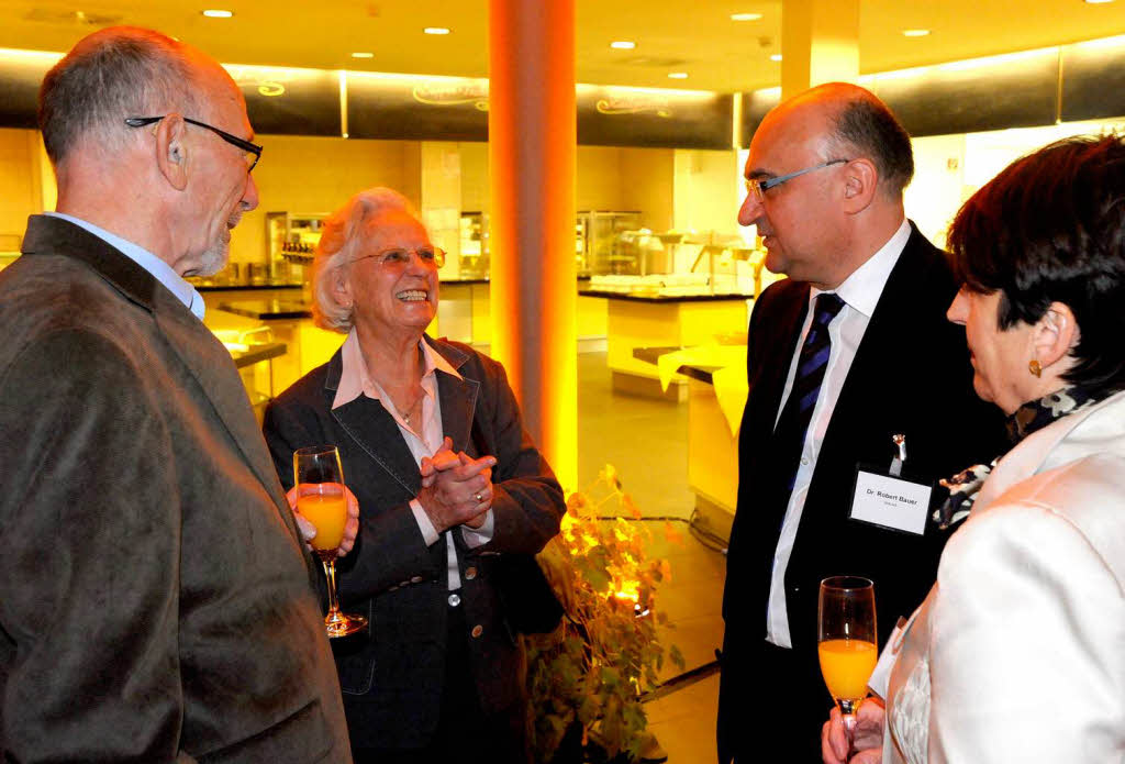 Gisela Sick und Robert Bauer (mitte) im Erfahrungsaustausch mit Regula und Werner Schlly