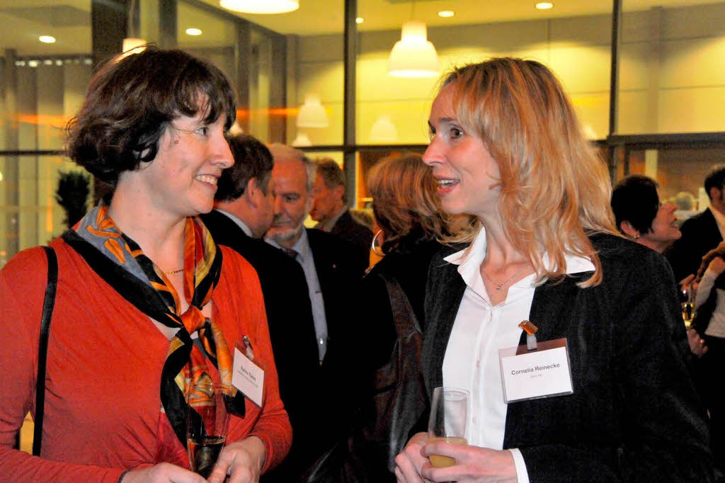 Cornelia Reinecke (rechts) von der  Sick AG im Gesprch mit Sylvia Timm, Leiterin der BZ-Redaktion Waldkirch