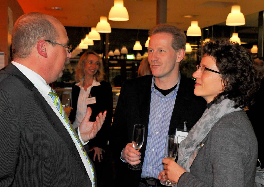 Gesprch zwischen Wirtschaft und Medien. Michael Schlter von Trautwein mit BZ-Redakteur Gerhard Walser (links)