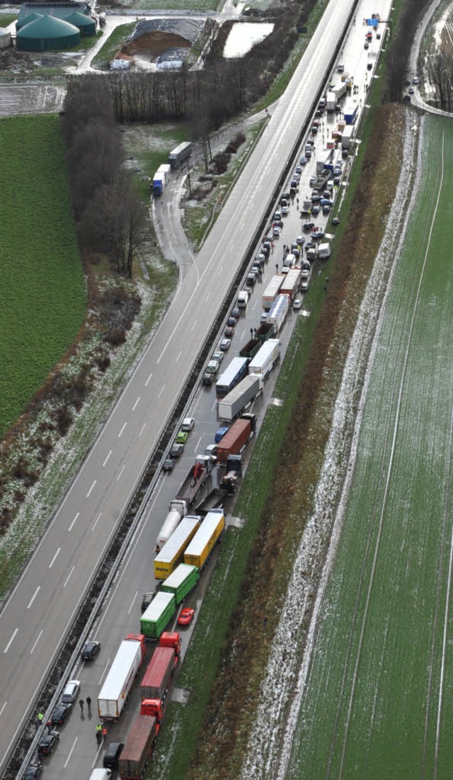 Massenunfall mit 50 Fahrzeugen auf der A1 bei Cloppenburg.  | Foto: dpa