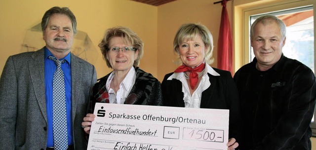 Spendenbergabe beim SV Schmieheim: (v...r zweite Vorsitzende  Wolfgang Fner.   | Foto: Sandra Decoux-Kone