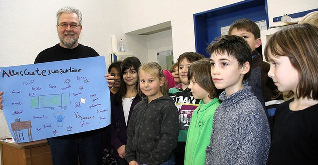 &#8222;Alles Gute zum Jubilum&#8220; ...e Fahrnau ihrem Lehrer Herbert Wolff.   | Foto: Marlies Jung-Knoblich