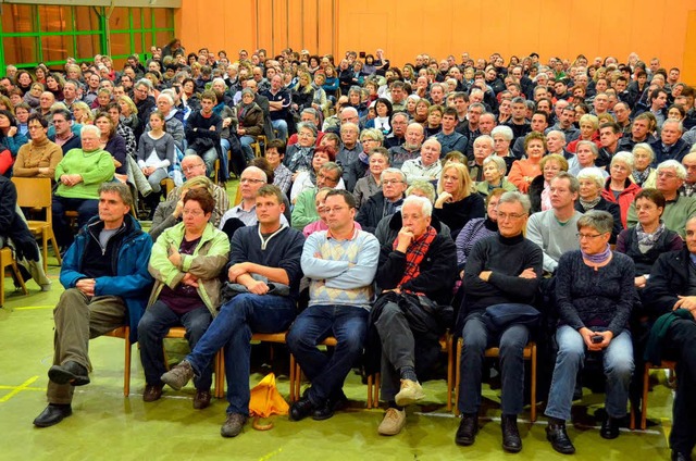 600 Buchenbacher kamen zur Kandidatenvorstellung in die Sommerberghalle.  | Foto: Markus Donner