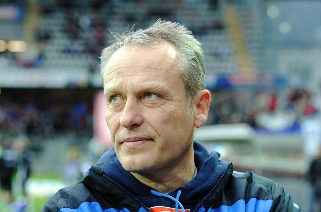 Freiburgs neuer Cheftrainer Christian Streich vor Beginn seines ersten Bundesliga-Einsatzes.