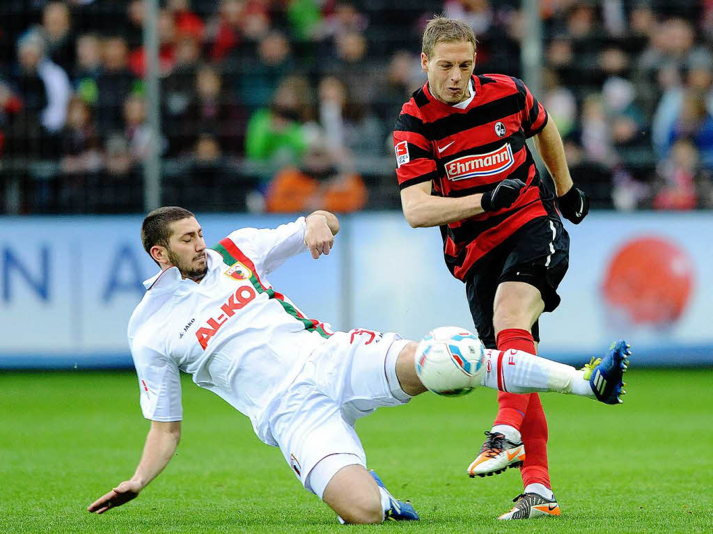 Freiburgs Neuzugang Michael Lumb (Bild: rechts) spielt gegen Sascha Moelders vom FC Augsburg.