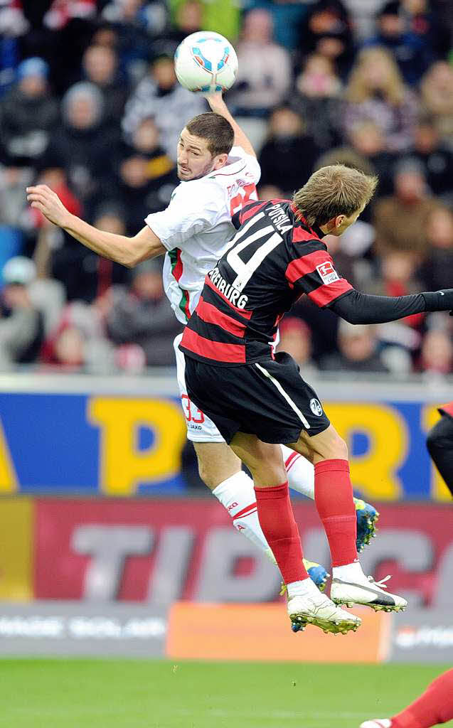 Wer ist der Erste am Ball? Anton Putsila vom SC Freiburg und Sascha Moelders vom FC Augsburg beweisen Sprunkraft.