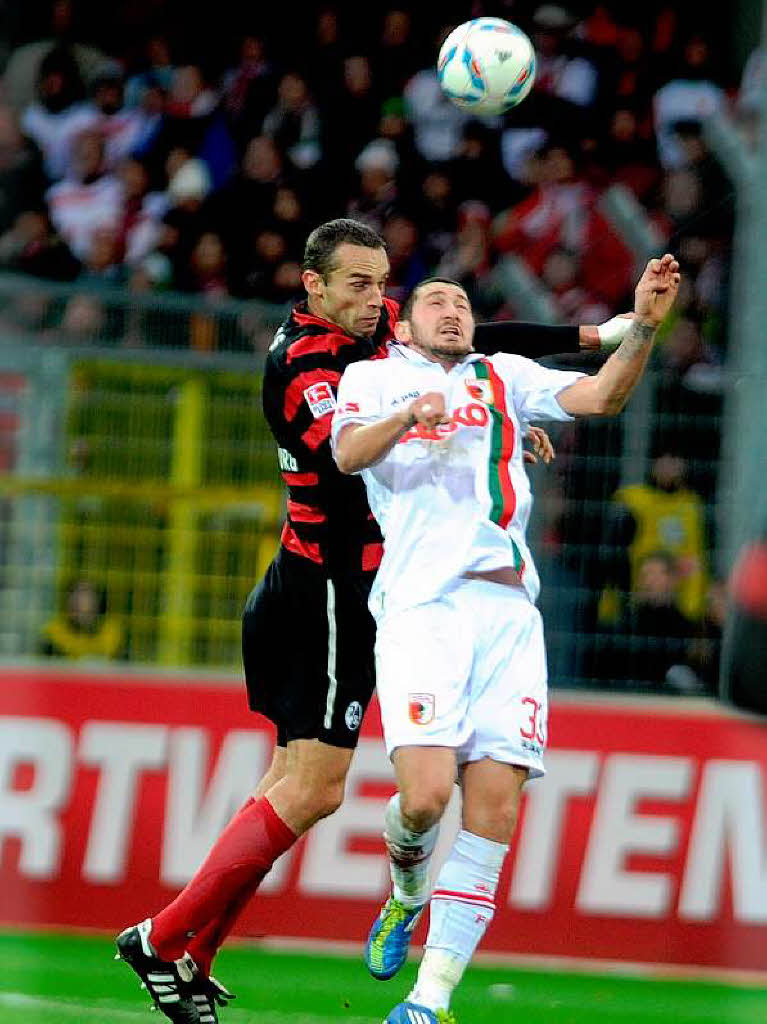 Kraft im Absprung ist gefragt: Pavel Krmas vom SC Freiburg und Sascha Mlders vom FC Augsburg.
