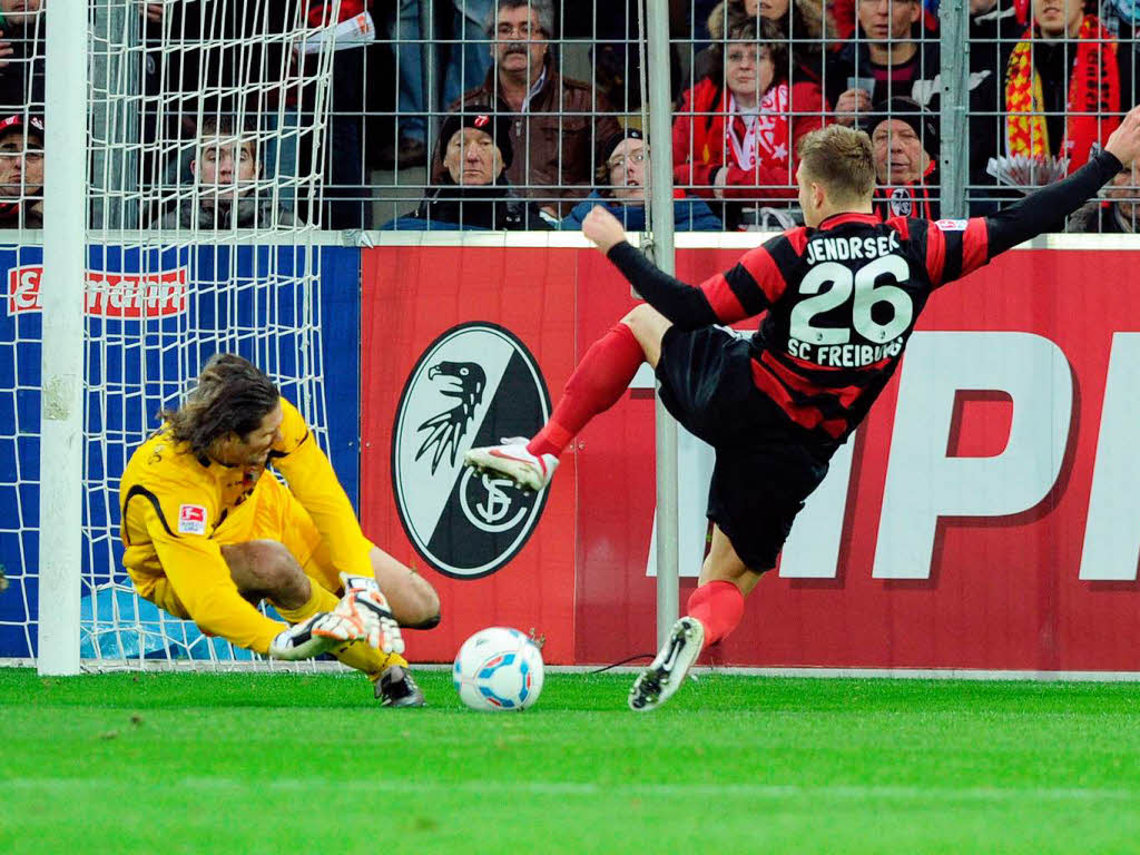 Auch Freiburgs Erik Jendrisek hatte eine Torchance. Simon Jentzsch, Keeper des FC Augsburg, kann den Ball abwehren.