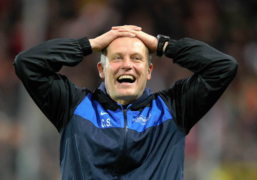 Trainer Christian Streich freut sich ber den gelungenen Auftakt zur Rckrunde in der Saison 2011 / 2012.