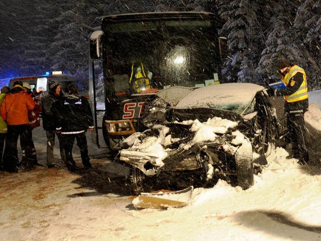 Auf der B 500, nahe der Abzweigung zur...starb an seinen schweren Verletzungen.  | Foto: dpa