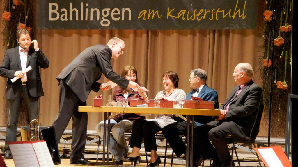 Festbankett 1250 Jahre Bahlingen: Ralf Wrstlin und Brgermeister Harald Lotis mit dem Brger-Rateteam.