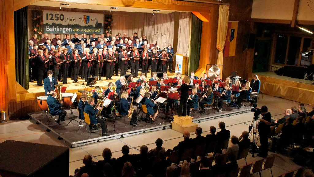 Festbankett 1250 Jahre Bahlingen: Musikalischer Hhepunkt war der gemeinsame Auftritt beider Gesangvereine mit dem Musikverein.