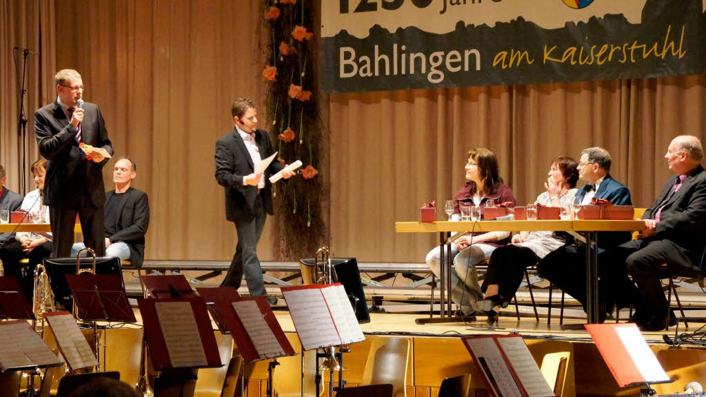 Festbankett 1250 Jahre Bahlingen: Brgermeister Harald Lotis und Ralf Wrstlin mit den Rateteams.