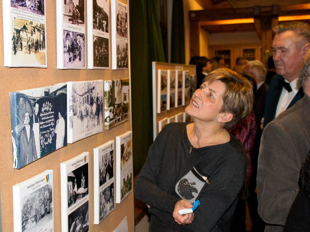 Festbankett 1250 Jahre Bahlingen: Die ausgestellten Fotos und Postkarten stieen auf groes Interesse.