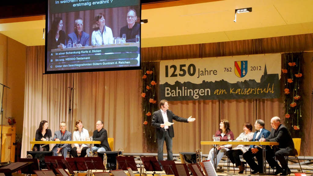 Festbankett 1250 Jahre Bahlingen: Auf groen Leinwnden konnten alle in der Halle das Geschehen verfolgen.