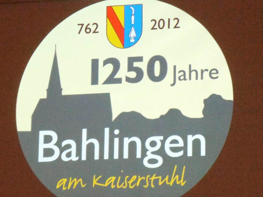 Festbankett 1250 Jahre Bahlingen: Das Logo zum Jubilum auf der groen Leinwand.