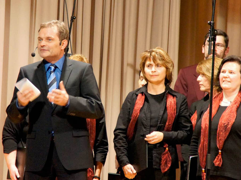 Festbankett 1250 Jahre Bahlingen: Moderator Hans-Joachim Meyer und Sngerinnen.