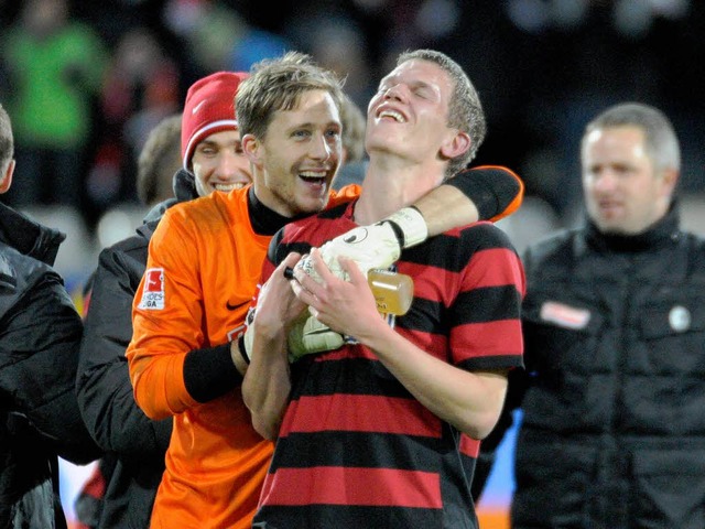 Youngster im Glck: Matthias Ginter (r... sein Tor und den Sieg gegen Augsburg.  | Foto: Achim Keller