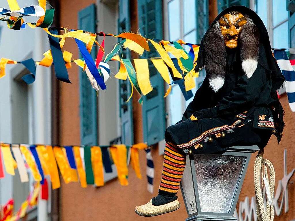 Eine Hexe sitzt auf einer Laterne und beobachtet das bunte Treiben. Eine Hexe sitzt auf einer Laterne und beobachtet das bunte Treiben.